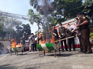 Barang Bukti Lebih 60 Kasus Dimusnahkan Kejari Lamongan