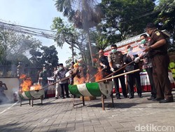 Barang Bukti Lebih 60 Kasus Dimusnahkan Kejari Lamongan