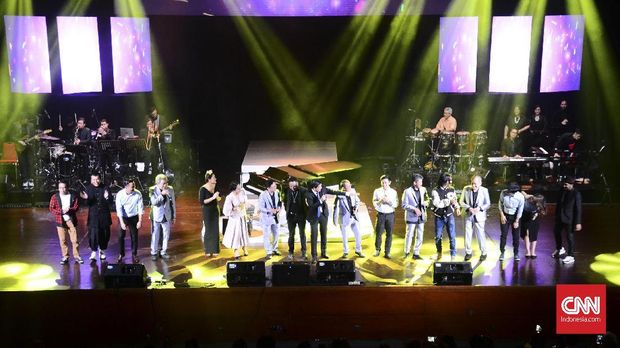 Candra Darusman menutup konser dengan meriah bersama kolaborator.