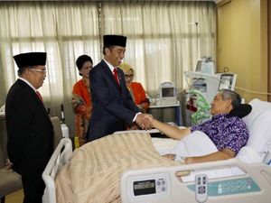 Foto: Bersalaman, Ini Momen Jokowi-JK Jenguk SBY di RSPAD