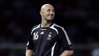 Fabien Barthez adalah kiper dari klub AS Monaco saat perkuat timnas Prancis di Piala Dunia. Pindah ke Manchester United pada 2000 dan pensiun di Nantes. Barthez kini aktif di dunia balap Le Mans 24 Hour. (Foto: Ben Radford/Getty Images)