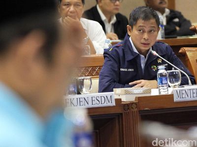 Pakai Jaket Asian Games, Jonan Rapat Bahas Subsidi BBM di DPR