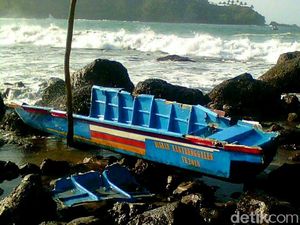 Perahu Pecah Dihantam Ombak, Satu Nelayan di Trenggalek Hilang