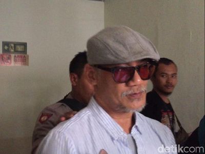 Gaya Kece Tio Pakusadewo saat Hadiri Sidang