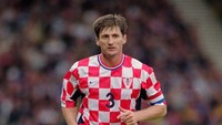 Usai mengantar Kroasia finis ketiga di Piala Dunia 1998, Robert Jarni dibeli Coventry City yang langsung mengopernya lagi ke Real Madrid. Real Betis kala itu enggan menjualnya langsung ke Los Blancos. Penampilannya di Spanyol tidak bagus dengan cuma bermain 27 kali, semusim berselang ia pun dilepas. (Foto: Stu Forster /Allsport/Getty Images)