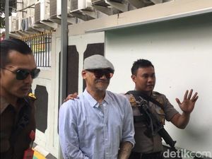 Tio Pakusadewo Divonis 9 Bulan Rehabilitasi