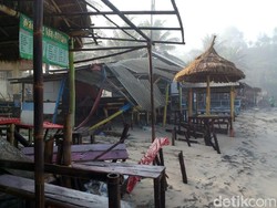 Kios-kios di Pantai Klayar Pacitan Rusak Diterjang Gelombang Tinggi