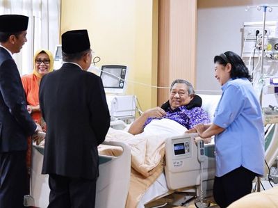 Momen SBY Dijenguk Jokowi dan Prabowo hingga Keluar RS