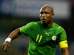 El Hadji Diouf dibeli Liverpool usai bersinar di Timnas Senegal dalam Piala Dunia 2002. Namun ia melempem bersama The Reds, dengan cuma bikin dua gol pada musim pertamanya. Di musim kedua tidak bikin gol, justru keributan dengan fans dilakukannya. (Foto: Richard Heathcote/Getty Images)