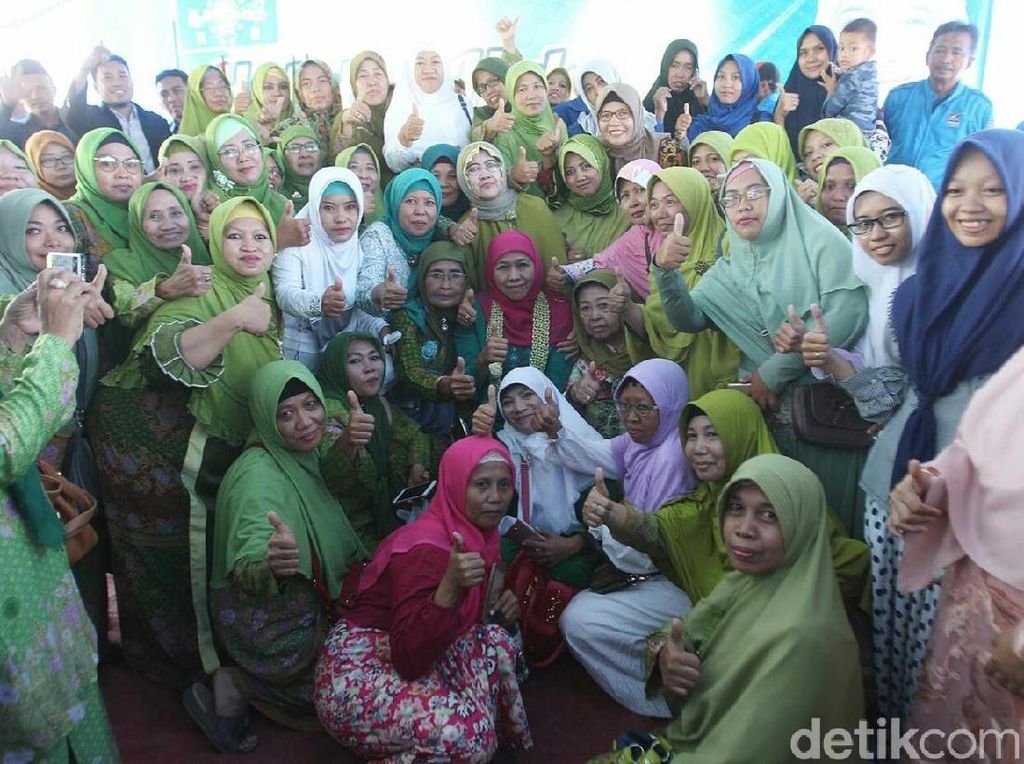 Kunjungi Ponpes di Situbondo, Khofifah Ajak Semua Bangun Jatim Kunjungi Ponpes di Situbondo, Khofifah Ajak Semua Bangun Jatim