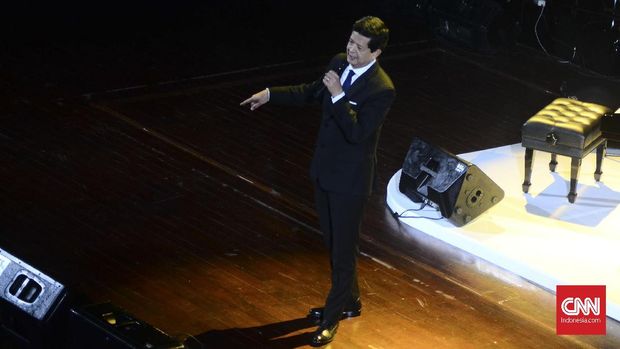 Candra Darusman tampil elegan.