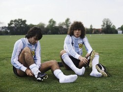 Dirasa tampil oke di Piala Dunia 1978, Alberto Tarantini dibeli Birmingham City senilai 295 ribu pound sterling. Namun bek asal Argentina itu justru kerap berbuat indispliner selama bermain di Inggris. Hanya tampil 23 kali, ia pun dilepas semusim berselang. (Foto: Duncan Raban/allsport/Getty Images)