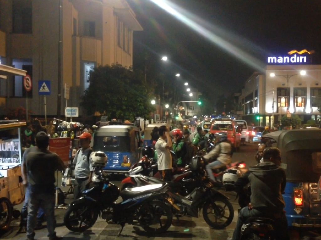 Pak Anies, Pejalan Kaki di Kota Tua Keluhkan Maraknya PKL Nih! Pak Anies, Pejalan Kaki di Kota Tua Keluhkan Maraknya PKL Nih!