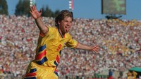 Sudah diincar West Ham United sejak bersinar di Piala Dunia 1994, Florin Raducioiu akhirnya berlabuh di Upton Park pada 1996. Namun kariernya melempem di Inggris, dengan cuma bermain 11 kali. Striker Timnas Rumania itu pun dilego lagi semusim berselang. (Foto: Shaun Botterill/Allsport/Getty Images)
