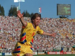 Sudah diincar West Ham United sejak bersinar di Piala Dunia 1994, Florin Raducioiu akhirnya berlabuh di Upton Park pada 1996. Namun kariernya melempem di Inggris, dengan cuma bermain 11 kali. Striker Timnas Rumania itu pun dilego lagi semusim berselang. (Foto: Shaun Botterill/Allsport/Getty Images)