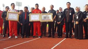 Foto: Zohri Terima Piagam dan Rumah dari Mendagri
