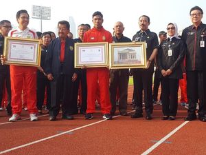 Mendagri Beri Piagam dan Hadiah Rumah untuk Zohri