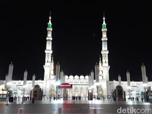 Adab Masuk Masjid Nabawi dan Ziarah ke Makam Rasulullah Adab Masuk Masjid Nabawi dan Ziarah ke Makam Rasulullah