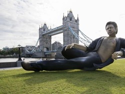 Patung Raksasa di London Ini Jadi Pusat Perhatian