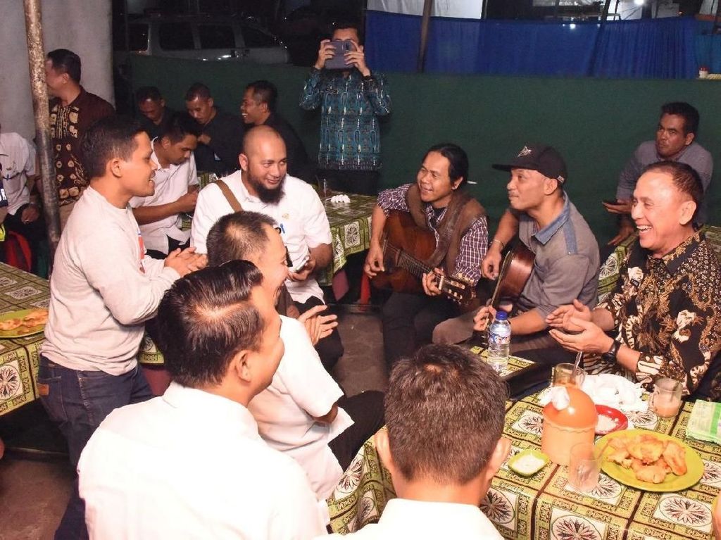 Saat Plt Gubernur Jabar Nongkrong di Warung Bandrek Saat Plt Gubernur Jabar Nongkrong di Warung Bandrek