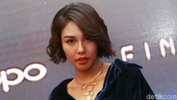 Terima Tatapan Tajam tapi Manis dari Vanesha Prescilla di Pagi Ini