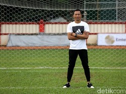 Awan mengenal sepakbola sejak usia 5 tahun. Dia juga berasal dari keluarga sepakbola. Ayahnya, Setyadi Widhi Atmoko pernah berkarier sebagai kiper.