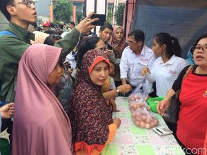Ibu-ibu Antre Beli Telur Murah Rp 19.500/Kg, Borong Nih Bu