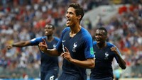 Bek Prancis, Raphael Varane, dapat tempat di lini belakang setelah mendapatkan 41.897 suara (32,5%). Foto: Kai Pfaffenbach/Reuters