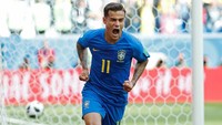 Philippe Coutinho (Brasil) menemani Modric dan De Bruyne di lini tengah. Gelandang Brasil itu memperoleh 59.093 suara (45,8%). Foto: Max Rossi/Reuters