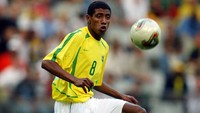 Usai membawa Brasil juara Piala Dunia 2002, Kleberson diboyong Manchester United ke Inggris semusim berselang. Didatangkan bersama Cristiano Ronaldo kala itu, Kleberson justru melempem karena cedera. Pada 2005, ia pun dijual. (Foto: Phil Cole/Getty Images)