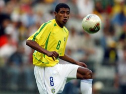 Usai membawa Brasil juara Piala Dunia 2002, Kleberson diboyong Manchester United ke Inggris semusim berselang. Didatangkan bersama Cristiano Ronaldo kala itu, Kleberson justru melempem karena cedera. Pada 2005, ia pun dijual. (Foto: Phil Cole/Getty Images)