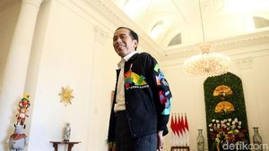Gaya Jokowi Pakai Sepatu Sneaker Merah dan Jaket Asian Games
