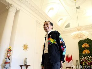Gaya Jokowi Pakai Sepatu Sneaker Merah dan Jaket Asian Games Gaya Jokowi Pakai Sepatu Sneaker Merah dan Jaket Asian Games