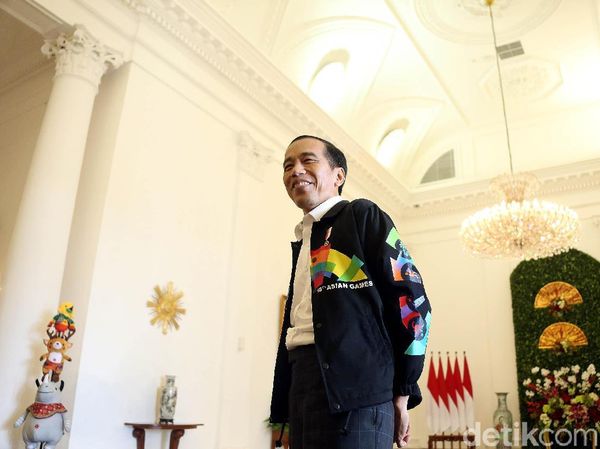 Gaya Jokowi dan Para Menteri Pakai Jaket Asian Games 2018 yang Viral