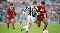 Liverpool pernah hampir mendapatkan Michael Laudrup setelah sama-sama sepakat kontrak tiga tahun. Tapi, tiba-tiba Liverpool berubah dengan meminta kontrak empat tahun dan Laudrup menolak dengan The Reds tak mau mengalah. Juventus pun masuk dan disambut oleh Laudrup. (Foto: Mike King/Allsport/Getty Images)
