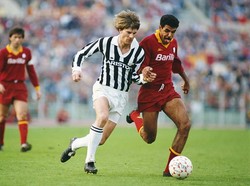 Liverpool pernah hampir mendapatkan Michael Laudrup setelah sama-sama sepakat kontrak tiga tahun. Tapi, tiba-tiba Liverpool berubah dengan meminta kontrak empat tahun dan Laudrup menolak dengan The Reds tak mau mengalah. Juventus pun masuk dan disambut oleh Laudrup. (Foto: Mike King/Allsport/Getty Images)