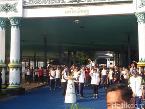 Sultan HB X Lepas Kirab Api Obor Asian Games dari Keraton Yogya