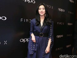 Selalu Cantik, Ini Dua Cara Isyana Sarasvati Pakai Lipstik