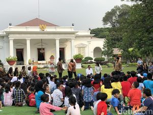 Jokowi Ajak Anak-anak Bermain dan Berdendang di Halaman Istana