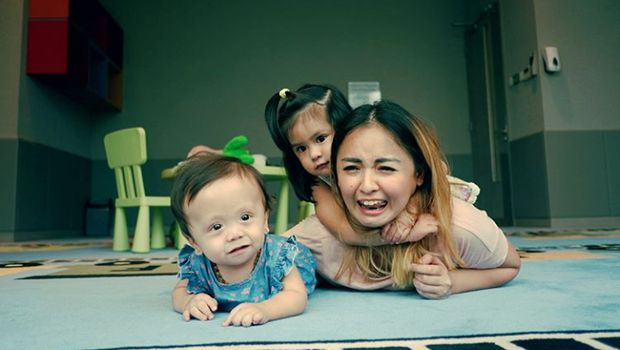 Joanna Alexandra dan kedua putrinya/
