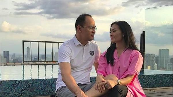 Kemesraan Iis Dahlia dan Suaminya di 17 Tahun Pernikahan