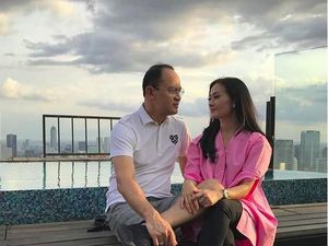 Kemesraan Iis Dahlia dan Suaminya di 17 Tahun Pernikahan