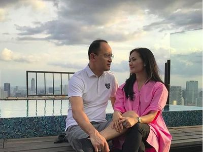 Kemesraan Iis Dahlia dan Suaminya di 17 Tahun Pernikahan