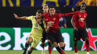 Gol penyeimbang MU baru hadir di menit ke-79. Bola hasil sundulan Smalling mengenai tiang gawang, bola memantul ke arah Mata dan tanpa kontrol langsung menyepaknya ke arah gawang lawan. Skor 1-1 bertahan hingga laga usai. Christian Petersen/Getty Images.