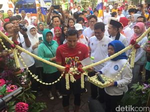 Resmikan Gerai OK OCE, Sandi Pastikan Harga Telur Lebih Murah