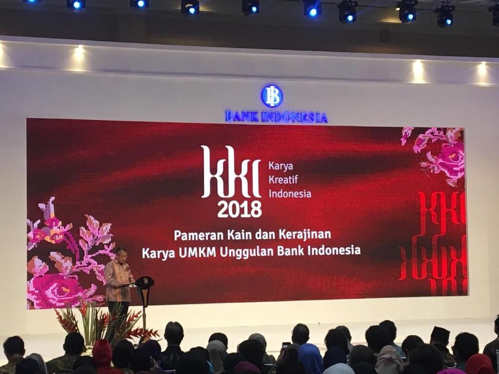 Gubernur BI Ikhlaskan Kartu Kredit ke Isteri Buat Belanja Kain Gubernur BI Ikhlaskan Kartu Kredit ke Isteri Buat Belanja Kain