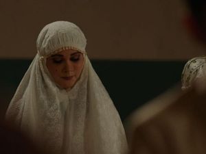 Gaya Liburan Iis Dahlia, Luna Maya Jadi Suzzanna