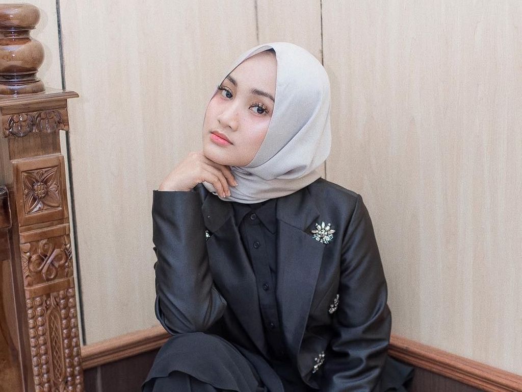 Tips Pilih Baju dan Hijab untuk Tubuh Mungil Ala Fatin Shidqia Tips Pilih Baju dan Hijab untuk Tubuh Mungil Ala Fatin Shidqia