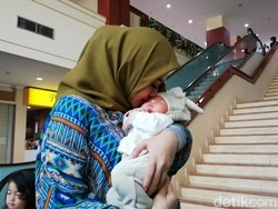 Cara Poppy Bunga Kenalkan Adik Baru pada Anak Pertamanya