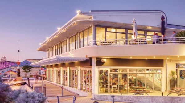 Sayang Dilewatkan! 8 Restoran Ini Tawarkan Pemandangan Laut Biru!